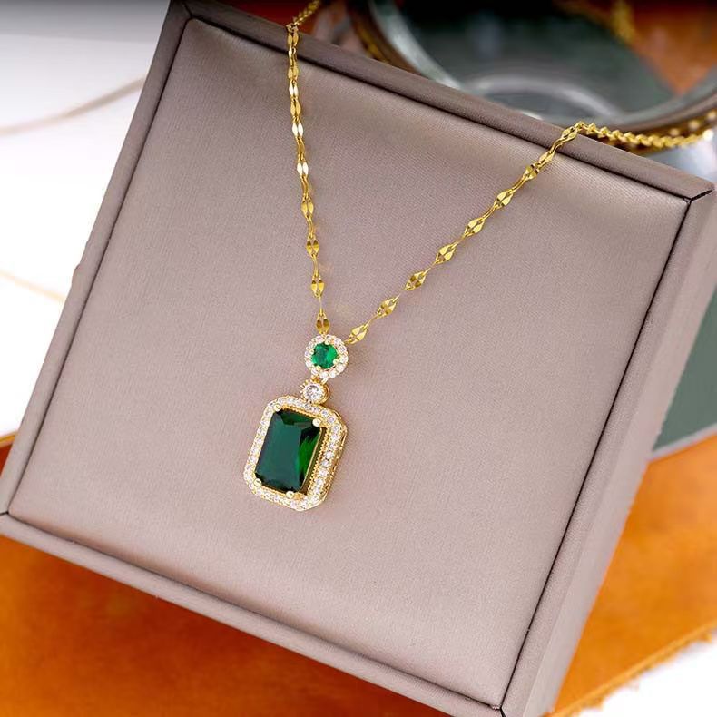 Light luxury diamond necklace vintage emerald pendant