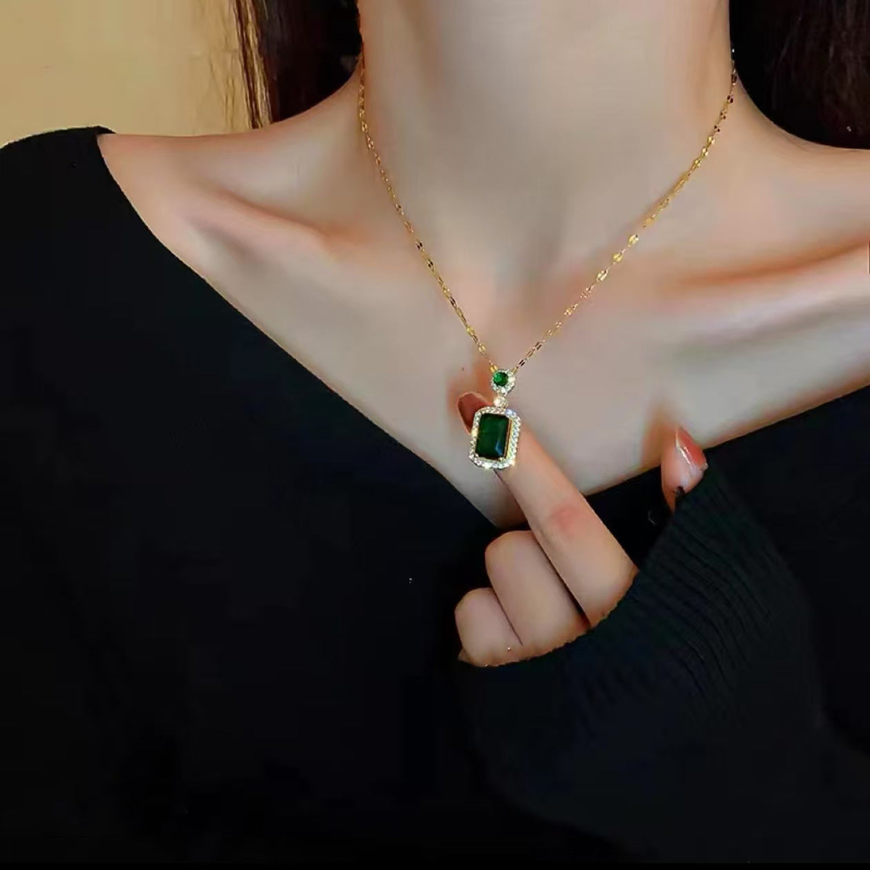 Light luxury diamond necklace vintage emerald pendant